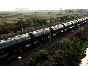 通过使用RFID，可以识别每个行驶中的货车并跟踪其运动